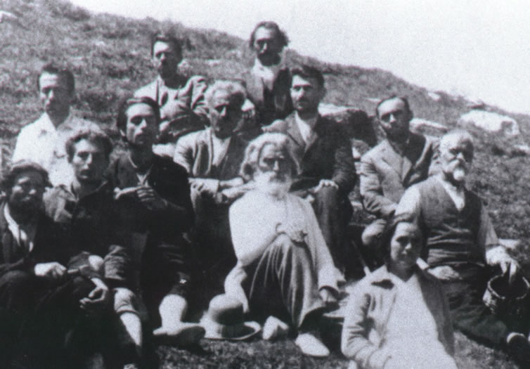 Peter Deunov in the middle, Omraam Mikhaël Aïvanhov (then called Mihail Ivanov) on his right